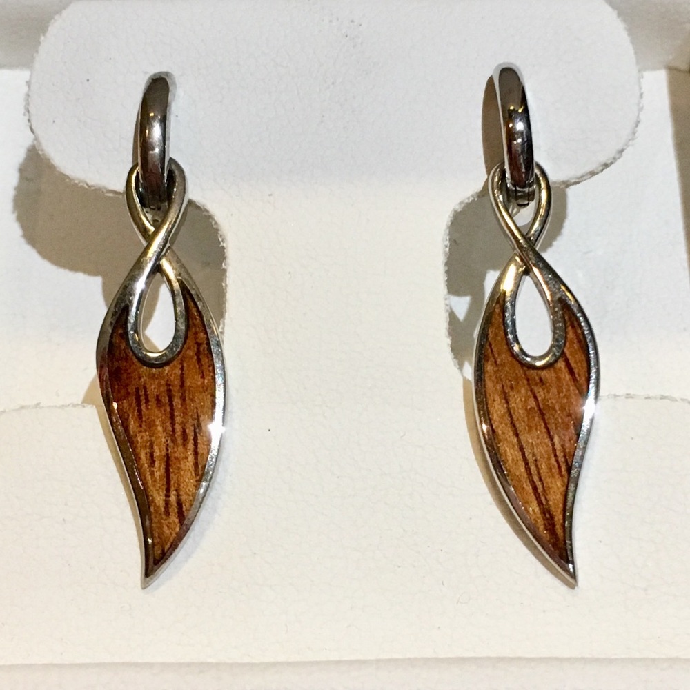 Na Hoku Maile Hooplet Earrings with original box